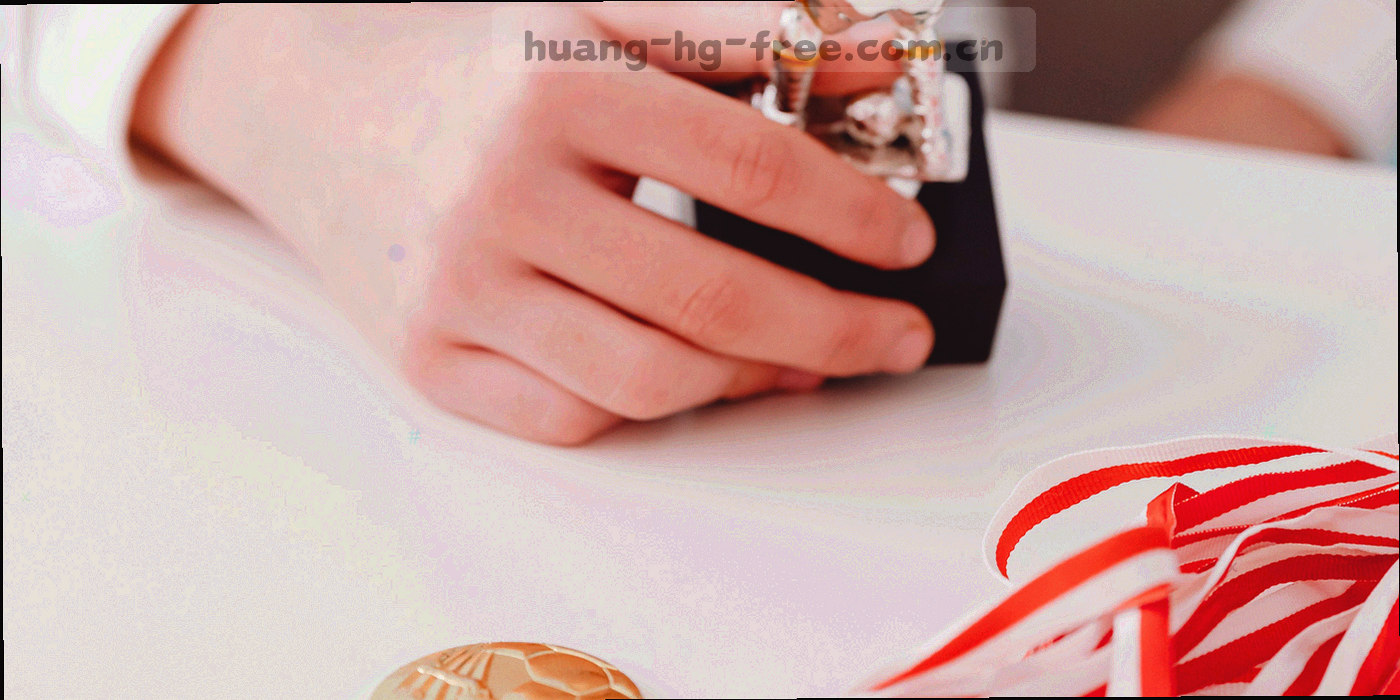 由网格线与锁形几何结构构成的抽象数据保护图形